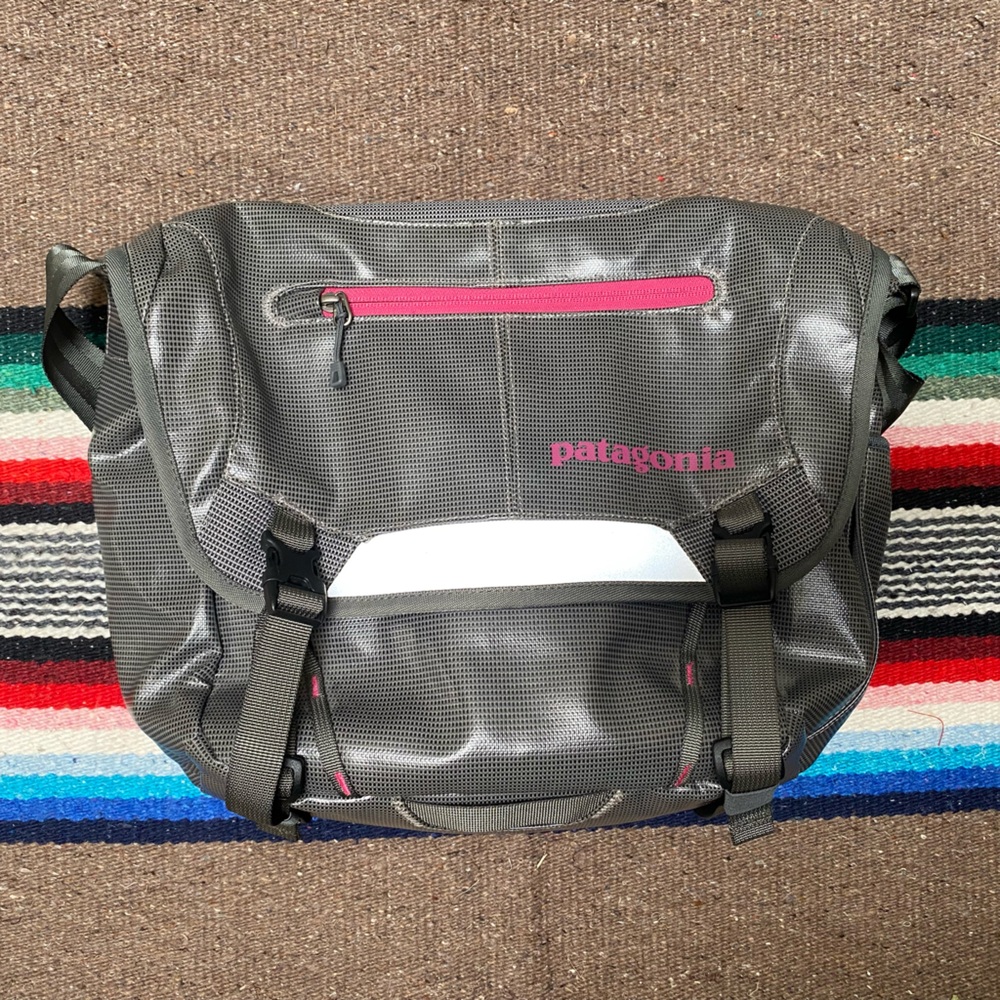 Patagonia Black Hole Mini Messenger 12L Bag 49320 Discontinued Grey Pink
